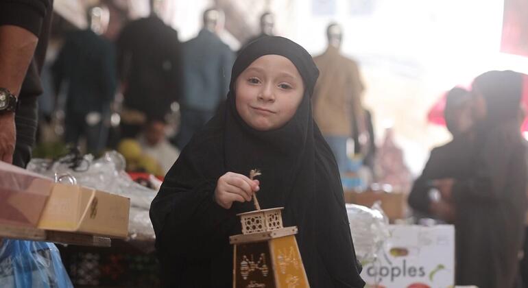 Los niños en Gaza se deleitan en llevar y encender linternas de Ramadán durante todo el mes de ayuno..